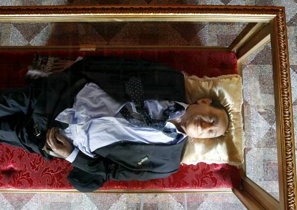 Foto Reuters - El sue&#241;o de los italianos es el t&#237;tulo de esta peculiar obra, que se inspira en el mausoleo de los dirigentes pol&#237;ticos comunistas Lenin y Mao, y que, seg&#250;n los autores, pretende invitar al p&#250;blico a una reflexi&#243;n concienzuda de la era berlusconiana.