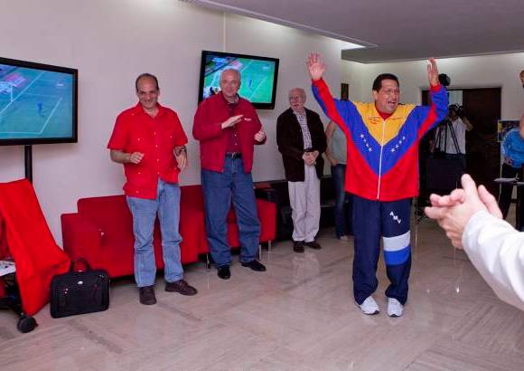 Reuters - El presidente de Venezuela, Hugo Ch&#225;vez, desde la distancia celebr&#243; el triunfo del seleccionado vinotinto.