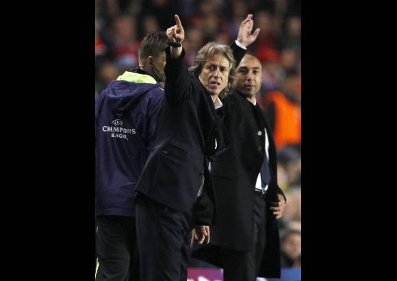 Reuters - El t&#233;cnico de Benfica, Jorge Jesus, incita a jugar m&#225;s a sus jugadores cerca de Roberto Di Matteo.