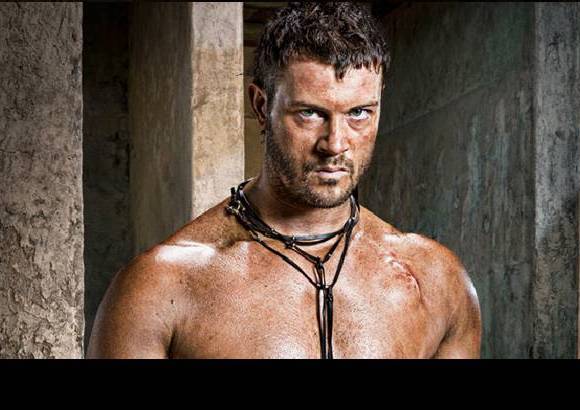 Cortes&#237;a starz.com - Agron (Dan Feuerriegel): gladiador y amigo de Spartacus, su hermano Duro fue asesinado durante la revuelta al final de Spartacus Sangre y arena.