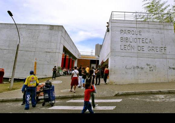 Foto Juan Antonio S&#225;nchez - Acceso principal al Parque Biblioteca Le&#243;n de Greiff, construido en la antigua c&#225;rcel La Ladera.
