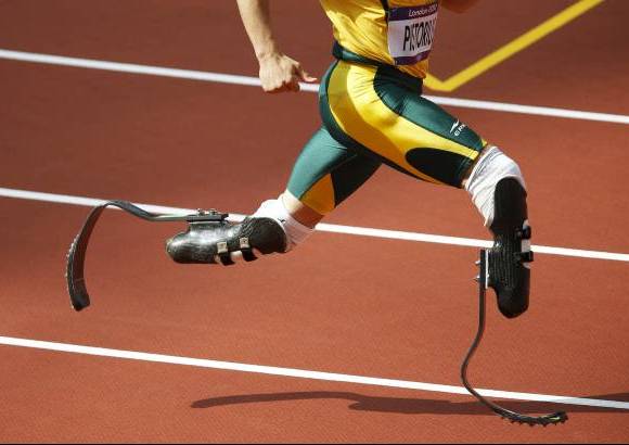 Reuters - La IAAF le permite correr no s&#243;lo la primera, en las que los atletas corren cada uno por su calle, sino tambi&#233;n en las posteriores, que se disputan en grupo.