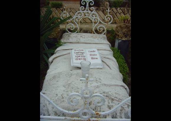 Liliana Vélez de Restrepo - Llamativas tumbas se destacan en el cementerio de X-caret.