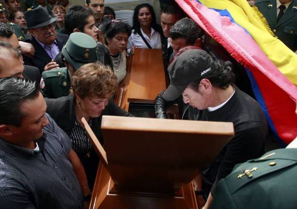 Germ&#225;n Enciso, Colprensa - El f&#233;retro uniformado, pensionado por el Ej&#233;rcito desde el pasado mes de julio, permaneci&#243; cubierto con una bandera de Colombia. Tanto en el velorio como en el funeral estuvo acompa&#241;ado por una guardia de honor.