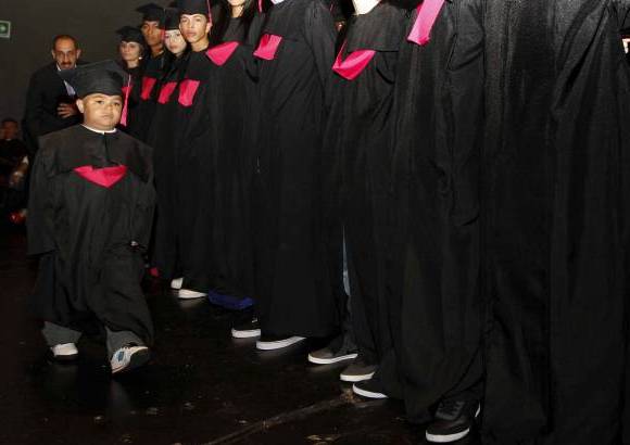 Foto Hernán Vanegas - Junto a sus compañeros de colegio, el joven Brayan González demostró, pese a su estatura, su grandeza como ser humano.