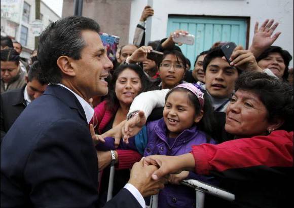 Reuters - Pe&#241;a Nieto, que representa al Partido Revolucionario Institucional (PRI) y al Partido Verde Ecologista de M&#233;xico (PVEM), lleg&#243; a depositar su voto hacia las 11:30 a.m.