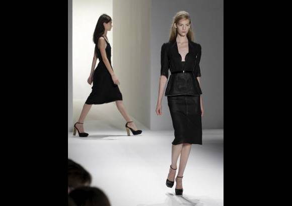 AP - Calvin Klein ci&#241;e la cintura y le aporta un toque m&#225;s femenino.
