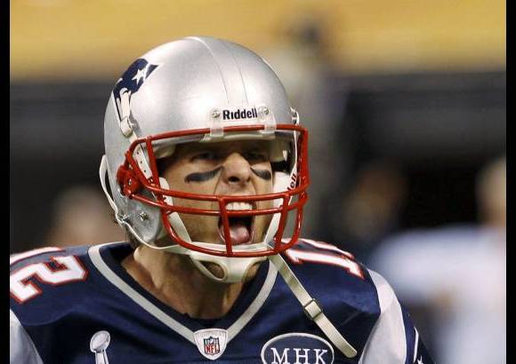 Reuters - A falta de s&#243;lo 15 segundos para el t&#233;rmino de la primera parte del partido, Brady complet&#243; un avance de 96 yardas en 14 jugadas, nueva marca en un partido de Super Bowl. Los Patriots remontaron el marcador 10-9.