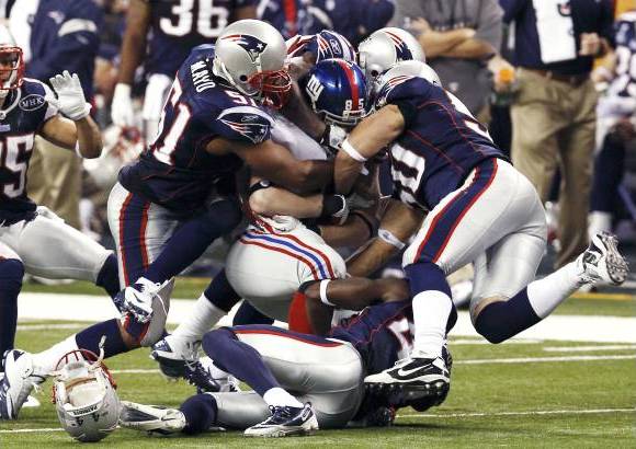 Reuters - De regreso del descanso, el ataque de los Patriots continu&#243; y nuevamente Brady fabric&#243; ocho jugadas para 79 yardas, e hizo un env&#237;o de 12 a su receptor preferido, el ala cerrada puertorrique&#241;o Aar&#243;n Hern&#225;ndez, para anotaci&#243;n, con el que mejoraron su marcador a 17-9.