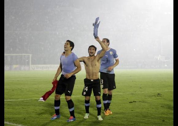 Reuters - Luego de empatar con Jordania, el equipo uruguayo celebra su paso al Mundial de Fútbol Brasil 2014.