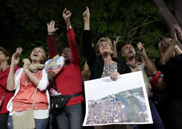 ap - Los seguidores del presidente de Venezuela, Hugo Chávez, esperan que el Jefe de Estado se recupere del cáncer que padece y por el cual se encuentra en La Habana, Cuba. Caracas está inundada de mensajes de apoyo al líder del país bolivariano.