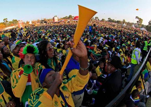 Reuters - En las calles de Sudáfrica la fiesta fue total para seguir el primer encuentro de su selección.