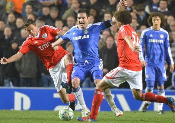 Reuters - Chelsea super&#243; hoy en Stamford Bridge al Benfica por 2-1 y logr&#243; el pase a las semifinales de la Liga de Campeones.