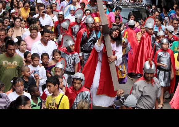 Manuel Saldarriaga - Multitudinario fue el viacrucis, representado en vivo, en el barrio Moravia.