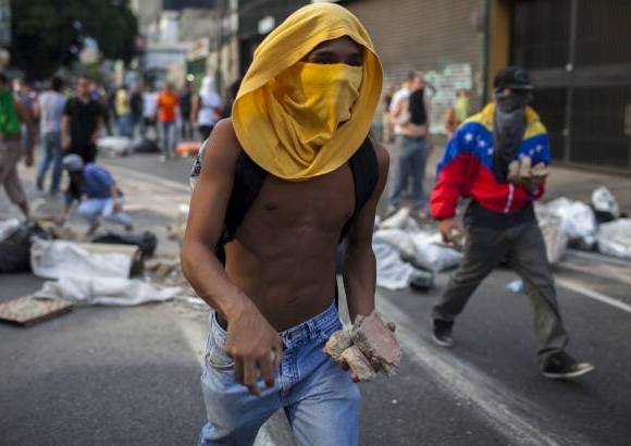 Federico Ríos Escobar - "Que algunos venezolanos salgan y se planten frente al Consejo Nacional Electoral y hagan su protesta o su reclamo pacifico, bienvenido porque estamos en democracia" dijo Barrientos.