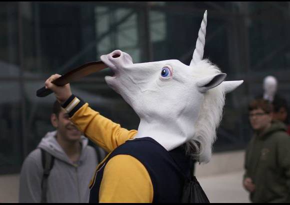 RE - Un fan&#225;ntico con una m&#225;scara de unicornio llega a la convenci&#243;n de Comic-Con en Nueva York.