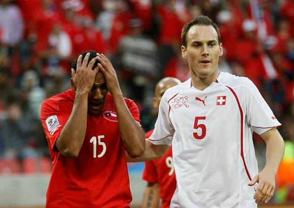 Reuters - A la selección chilena le costó, eso sí, tres cuartos de partido perforar la portería de Benaglio, ante una Suiza que jugó una hora con un hombres menos.