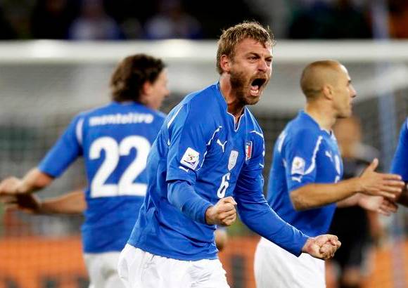 Reuters - Italia mostró mejor juego en la segunda mitad, pero tuvo que ser el mediocampista Daniele De Rossi quien igualara el encuentro a los 63 tras un tiro de esquina que el portero paraguayo Justo Villar no acertó a despejar en su salida.