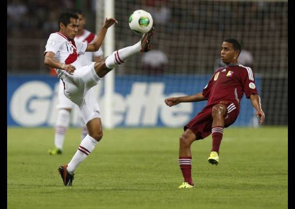 AP - La selecci&#243;n de f&#250;tbol de Venezuela derrot&#243; este martes 3-2 a Per&#250; y se mantiene con vida en la eliminatoria suramericana a la espera de que una serie de resultados.