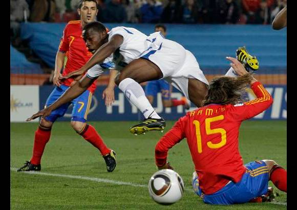 AP - Los hondureños apenas inquietaron el arco de Iker Casillas y su repliegue atrás no le funcionó como a Suiza en su inesperada victoria 1-0 ante una de las selecciones favoritas para llevarse el trofeo en el Mundial de Sudáfrica.