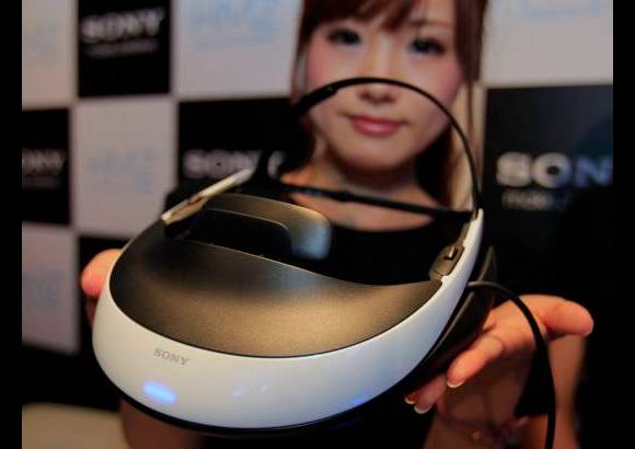 AP - Sony dijo que su nuevo dispositivo para ver contenido en tercera dimensi&#243;n (3D) ofrece una experiencia de cine que puede tenerse en cualquier sitio, con un monitor colocado en la cabeza o head-mounted display (HMD por sus siglas en ingl&#233;s), que tambi&#233;n permite a los usuarios ver videos y jugar.