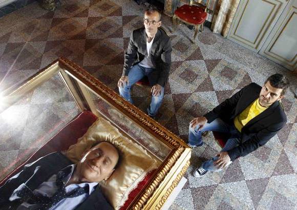 Foto Reuters - Este conjunto escult&#243;rico en pleno centro hist&#243;rico de Roma recuerda a las figuras de los museos de cera y ha sido creado por los artistas italianos Antonio Garullo y Mario Ottocento, que pretend&#237;an recrear las se&#241;as de identidad que, a su juicio, representa el ideario de Berlusconi y la figura del exprimer ministro.