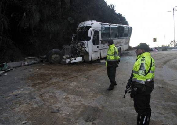 Cortes&#237;a La Patria - El oficial asegur&#243; que la tragedia pudo ser peor de no haberse estrellado el veh&#237;culo contra la monta&#241;a.