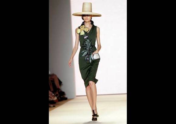 AP - Carolina Herrera mostró su colección prêt-à-porter en la capital del mundo.