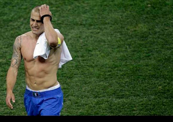 AP - El italiano Fabio Cannavaro no puede esconder su preocupación por el resultado de su selección.
