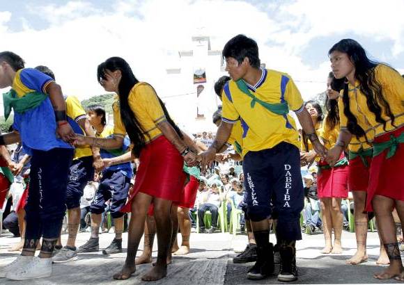 Donaldo Zuluaga - El Gobernador de Antioquia fue recibido en Dabeiba con una calle de honor que realizaron estudiantes de las instituciones educativas del municipio. Luego participó de actos culturales.