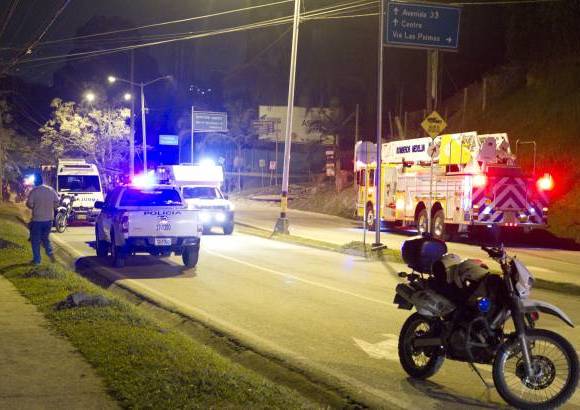 Foto: Edwin Bustamante - La alcaldesa encargada de Medell&#237;n, Claudia Restrepo, le solicit&#243; a la comunidad que no se acerque al edificio en carro, pues obstaculizar&#225;n la entrada de los veh&#237;culos de socorro.