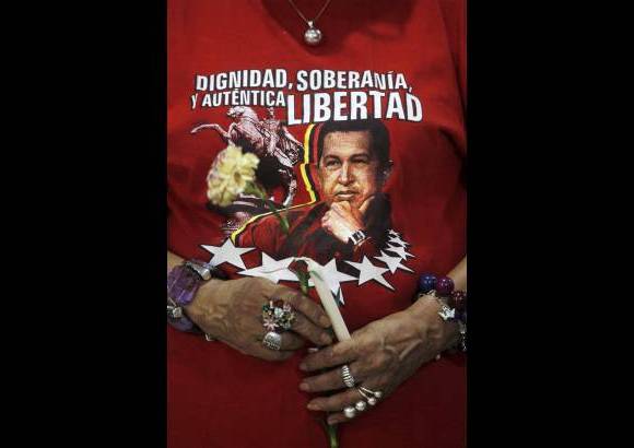 Reuters - Si el líder socialista se ve obligado a dar un paso al costado, Venezuela, un país altamente polarizado donde el amor o el odio por Chávez se demuestra con la misma vehemencia, quedaría virtualmente acéfalo en un período de incertidumbre.