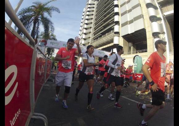 Esteban Jaramillo y Sebastián Salazar - Más de 10 mil competidores se dieron cita en esta histórica cita deportiva que se corría en las modalidades de 5, 10, 21 y 42 kilómetros.
