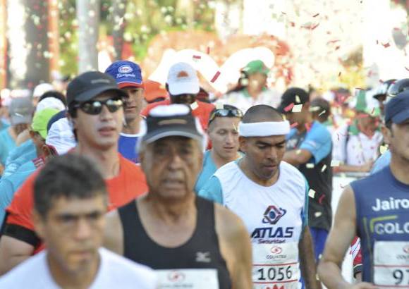 Esteban Jaramillo y Sebastián Salazar - Más de 10 mil competidores se dieron cita en esta histórica cita deportiva que se corría en las modalidades de 5, 10, 21 y 42 kilómetros.