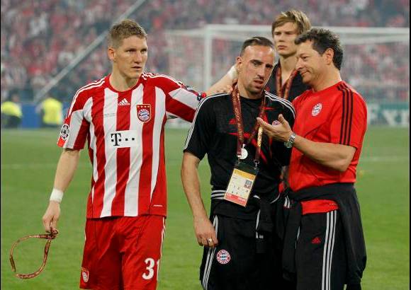 Reuters - Franck Ribery se lamenta por la derrota de su equipo. El francés no pudo estar presente en el terreno de juego por una sanción.