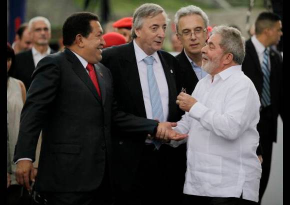 AP - N&#233;stor Kirchner fue uno de los pol&#237;ticos protagonistas del continente. En la imagen durante la cumbre de Unasur, el 6 de agosto de 2010, con los mandatarios de Venezuela, Hugo Ch&#225;vez y el presidente de Brasil, Luiz In&#225;cio Lula da Silva.