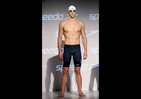 AP - Michael Phelps indic&#243; que el nuevo traje lo hace sentir &quot;como un torpedo&quot;.