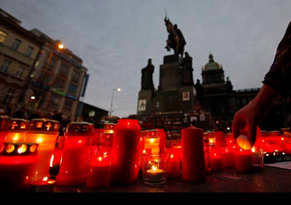 Reuters - La República Checa tuvo tres días de duelo nacional por la muerte del escritor y estadista Vaclav Havel, quien falleció el domingo 18 de diciembre en su casa de recreo y que fue testigo de excepción de los cambios políticos que devolvieron al país la libertad.