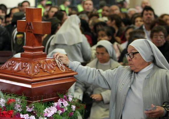 Colprensa - Las reliquias de la madre Laura Montoya estuvieron expuestas este jueves en la Catedral Primada de Bogotá.