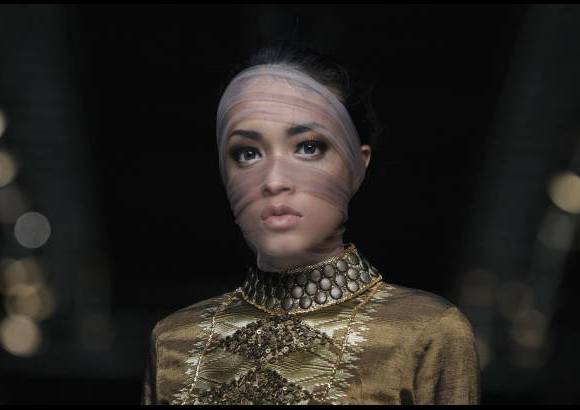Reuters - Una modelo presenta las creaciones del diseñador musulman Feny Mustafa durante la semana de la moda en Yakarta, Indonesia.
