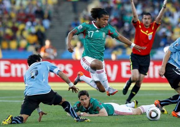 Reuters - Giovani dos Santos mostr&#243; toda su habilidad con algunos piques con pelota dominada que enloquecieron a la zaga suramericana.