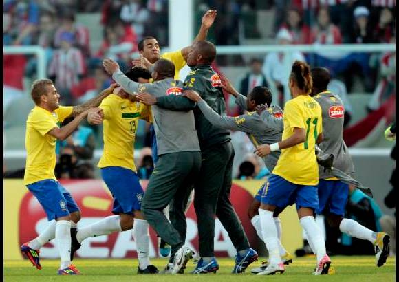 Reuters - Cuando parec&#237;a que Paraguay ganaba, Fred sorprendi&#243; a Villar con una mediavuelta desde el borde del &#225;rea y sell&#243; el empate. Igual que en el primer tanto, el pase fue de Ganso.
