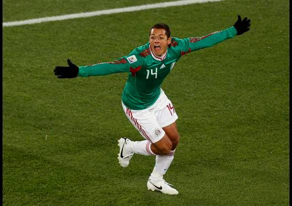 AP - Hernández entró en el segundo tiempo para darle a México un gol (m.64) también histórico porque su abuelo materno, Tomás Balcazar le anotó a Francia en el Mundial de 1954.