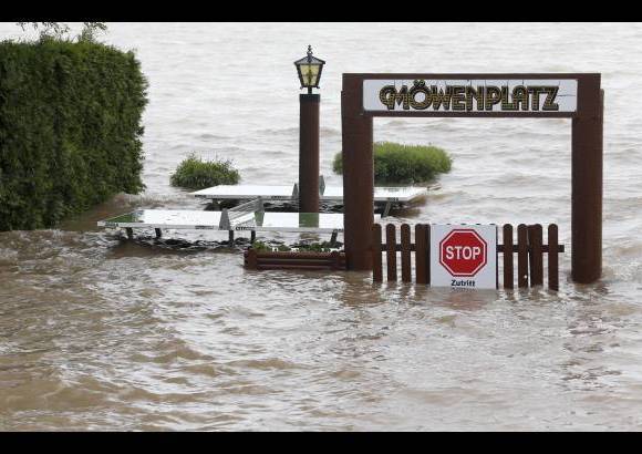 AP - Campos de tenis de mesa se inundan en un jard&#237;n de cerveza en el lago Chiemsee, al sur de Alemania.