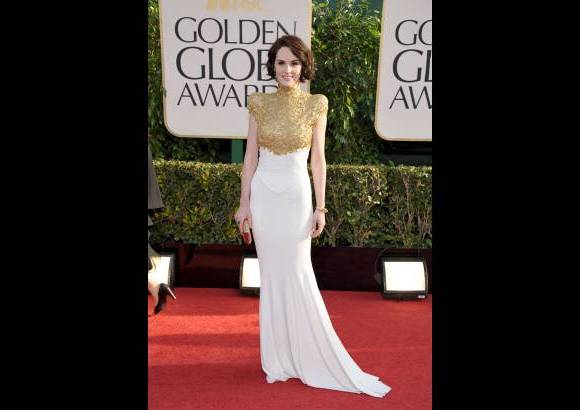 AP - Michelle Dockery, perfecta en un Alexandre Vauthier ajustado hasta el suelo en color blanco, con encaje dorado en la parte superior y cuello alto.