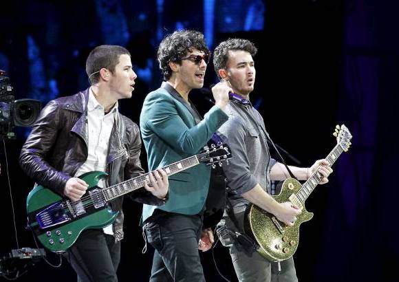 REUTERS - Joe, Nick y Kevin se presentaron ante los &quot;jon&#225;ticos&quot;, como se les ha bautizado por estas tierras, con el tema &quot;Paranoid&quot;, aderezado con una puesta en escena de luces y sonido.