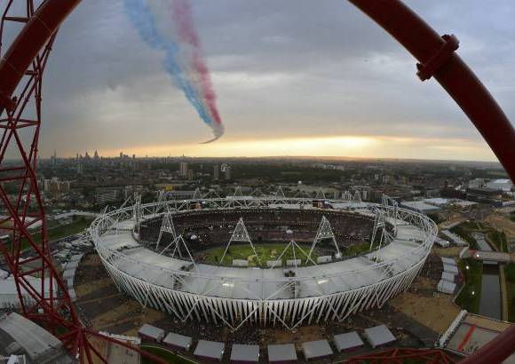 Reuters - Aviones de combate cruzaron el cielo del estadio dejando una estela blanca, roja y azul, los colores de la bandera brit&#225;nica.