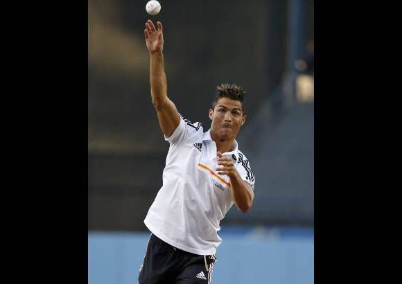 Reuters - El jugador de f&#250;tbol Cristiano Ronaldo lanza la primera bola antes del juego de b&#233;isbol entre los Yanquis de Nueva York y los Dodgers de Los &#193;ngeles.