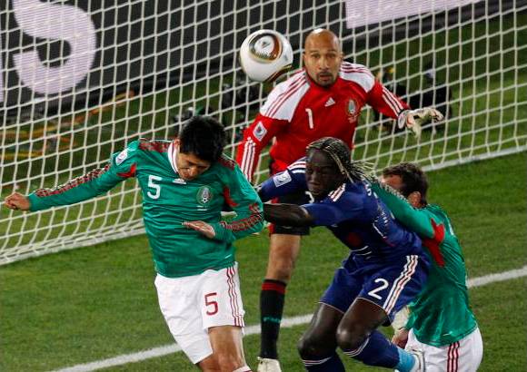 AP - Francia gozó de pocas ocasiones claras en el partido y la vigente subcampeona del Mundo, al igual que Sudáfrica, depende ahora de una carambola de resultados para evitar de nuevo la decepción de ser eliminada en primera ronda, como le ocurrió en la Copa del Mundo 2002.