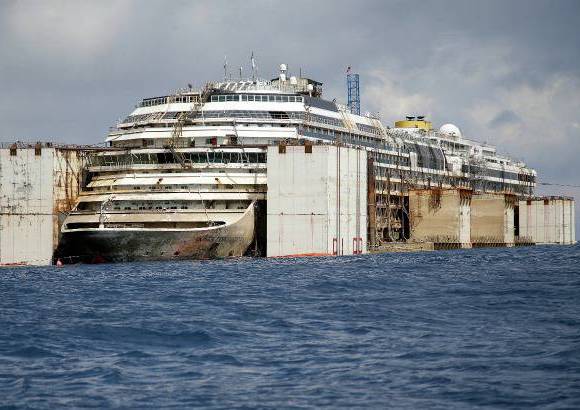 AP - El barco recorrerá hasta Génova 200 millas náuticas (370 kilómetros) a una velocidad de dos nudos (3,7 kilómetros por hora).